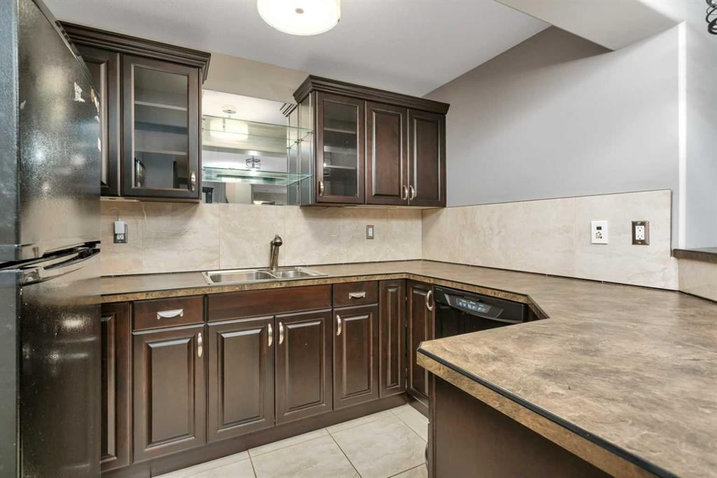 310 Jarvis Glen Way, Jarvis Bay, AB - Indoor Photo Showing Kitchen With Double Sink