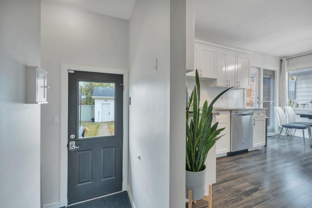 7715 73 Avenue Nw, Edmonton, AB - Indoor Photo Showing Kitchen