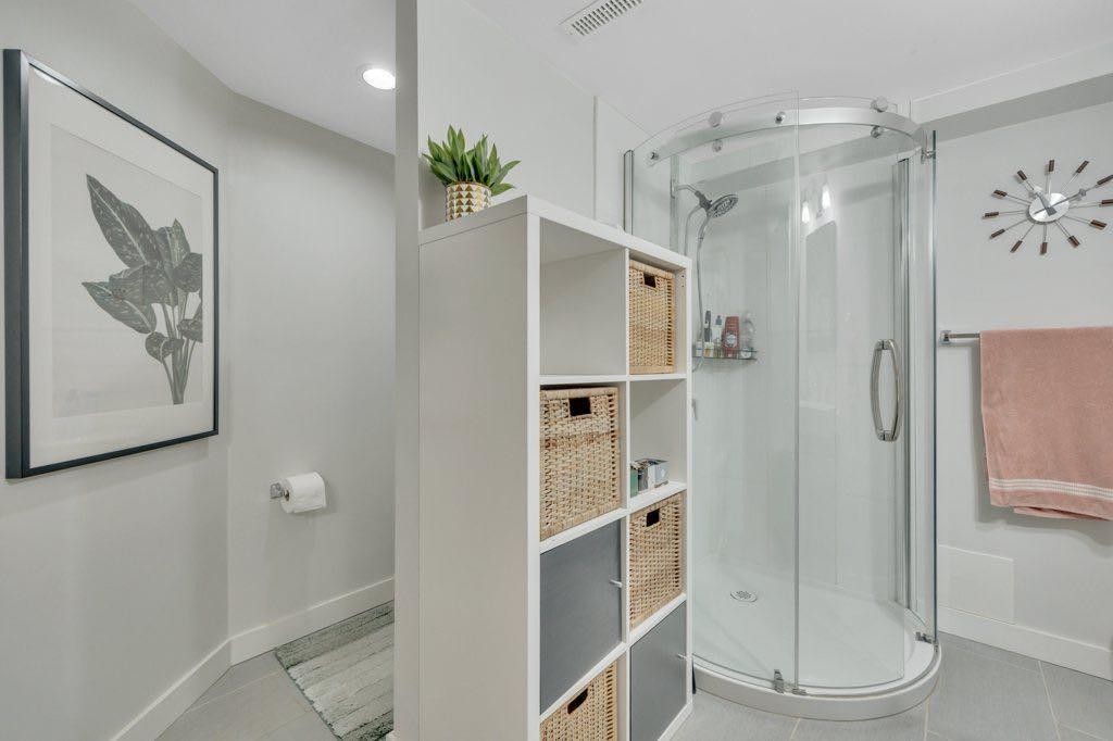 7715 73 Avenue Nw, Edmonton, AB - Indoor Photo Showing Bathroom