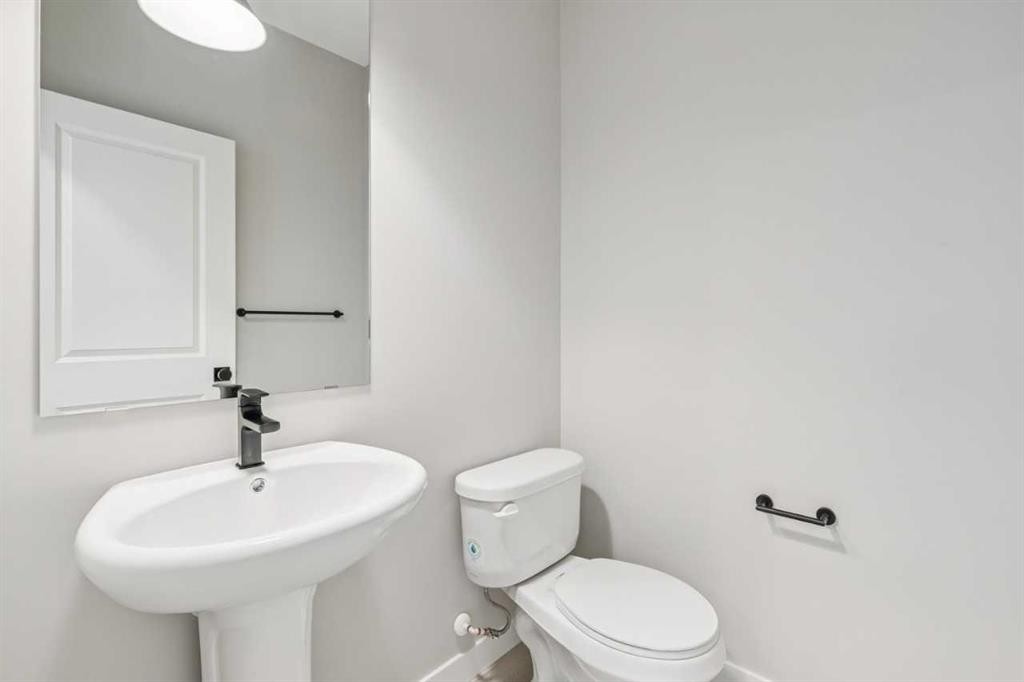 335 Fireside Drive, Cochrane, AB - Indoor Photo Showing Bathroom