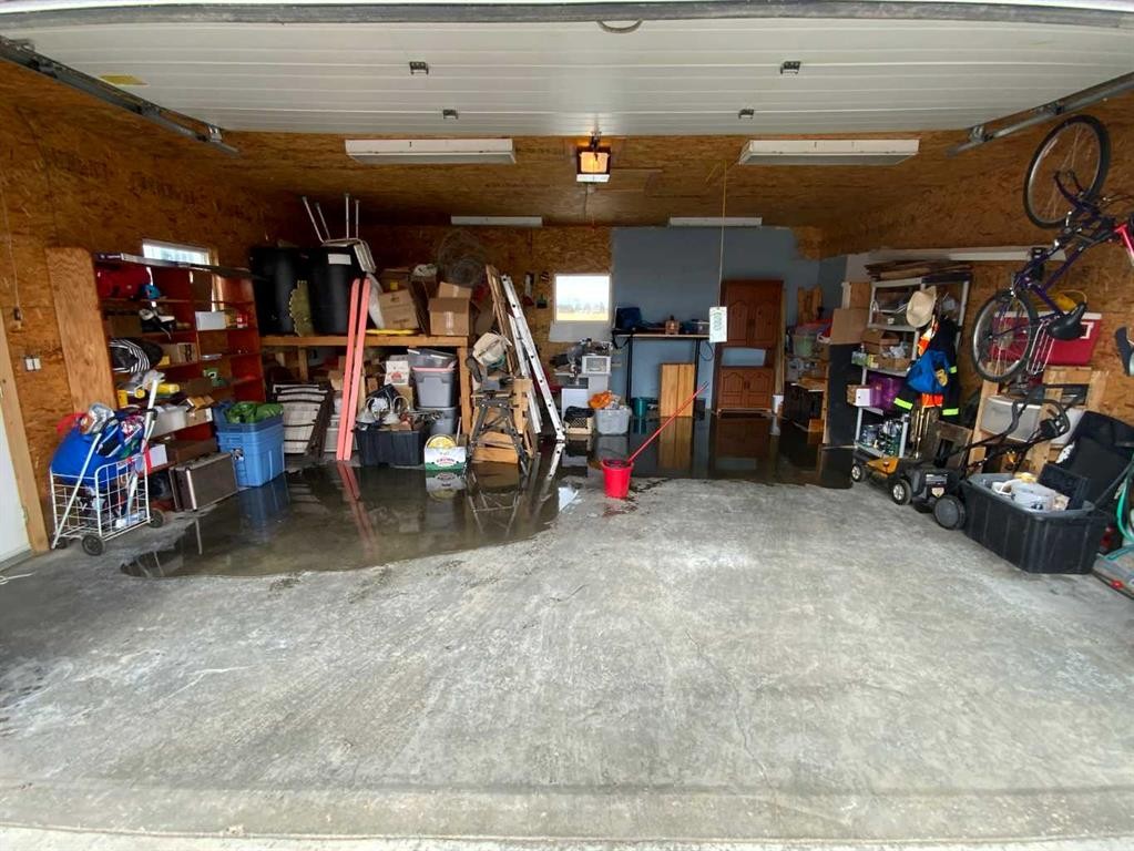6 Cherry Lane Se, Three Hills, AB - Indoor Photo Showing Garage