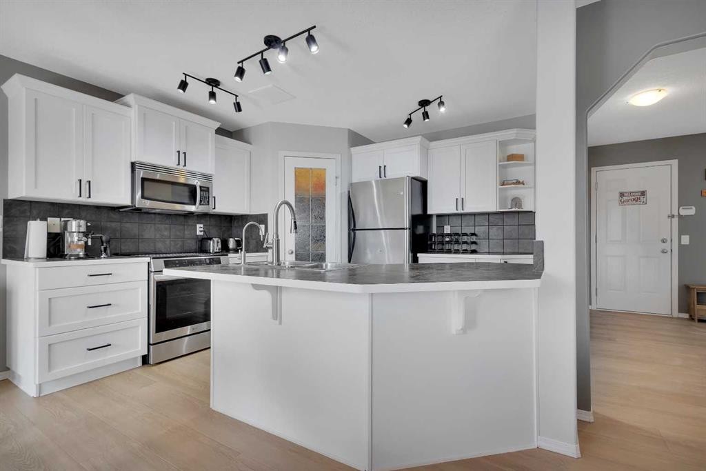 19 Oxley Close, Red Deer, AB - Indoor Photo Showing Kitchen With Upgraded Kitchen