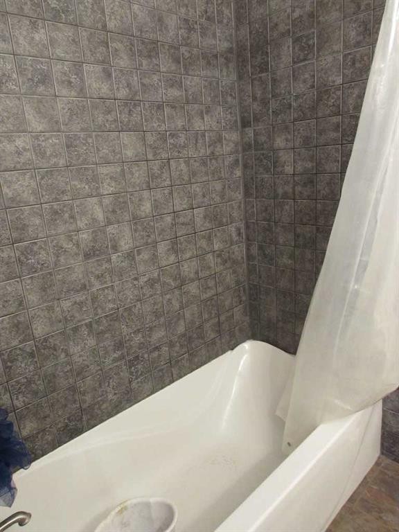 65 Roberts Crescent, Red Deer, AB - Indoor Photo Showing Bathroom