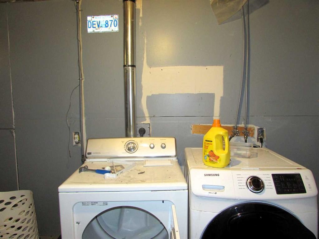 65 Roberts Crescent, Red Deer, AB - Indoor Photo Showing Laundry Room