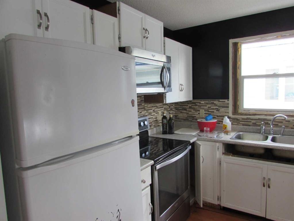 65 Roberts Crescent, Red Deer, AB - Indoor Photo Showing Kitchen With Double Sink