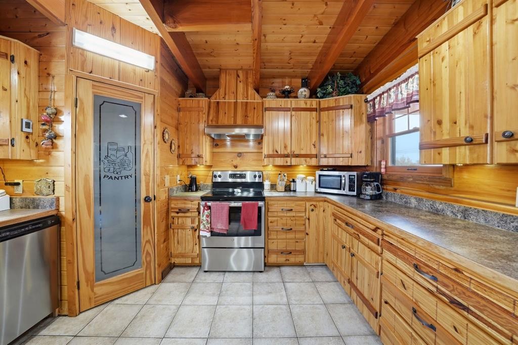 13 Destini Drive, White Sands, AB - Indoor Photo Showing Kitchen