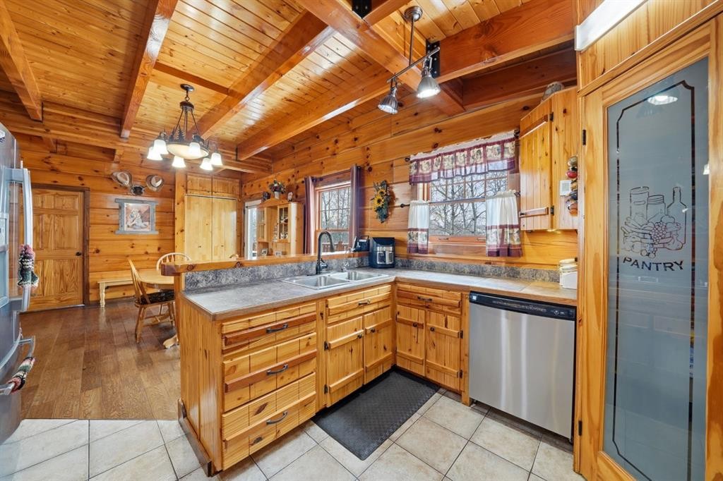 13 Destini Drive, White Sands, AB - Indoor Photo Showing Kitchen With Double Sink
