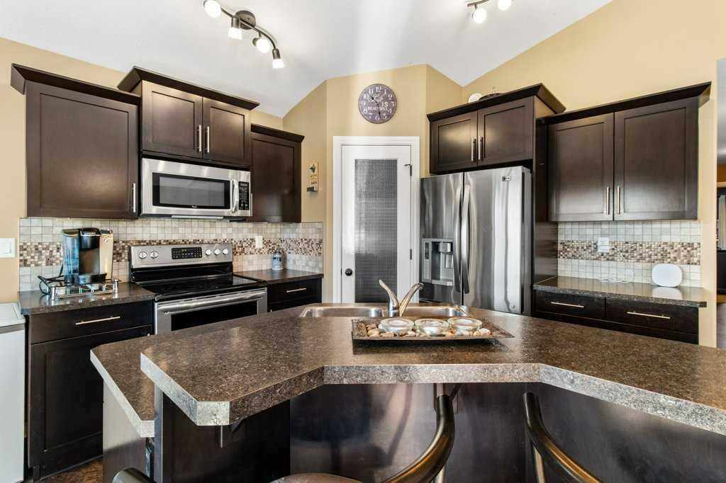 9 Cedar Crescent, Blackfalds, AB - Indoor Photo Showing Kitchen With Upgraded Kitchen