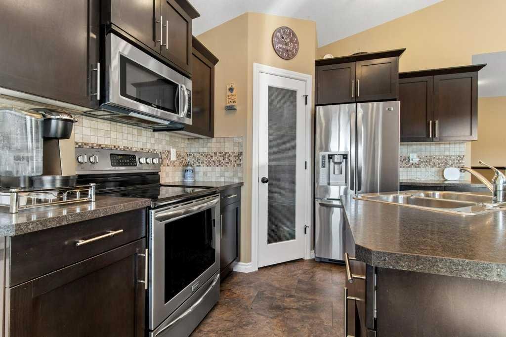 9 Cedar Crescent, Blackfalds, AB - Indoor Photo Showing Kitchen With Double Sink With Upgraded Kitchen