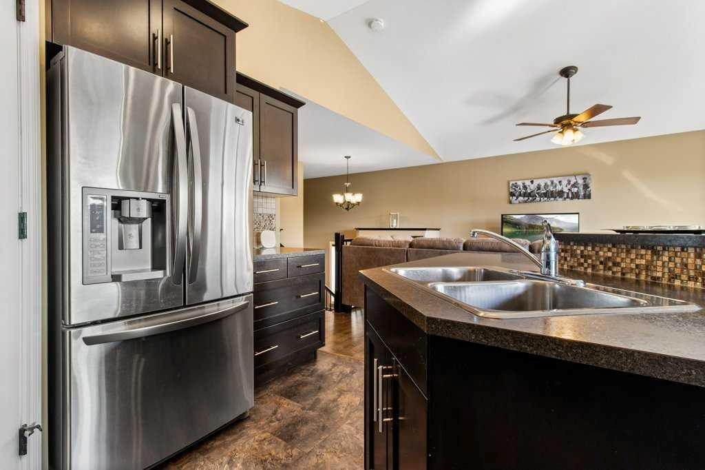 9 Cedar Crescent, Blackfalds, AB - Indoor Photo Showing Kitchen With Double Sink