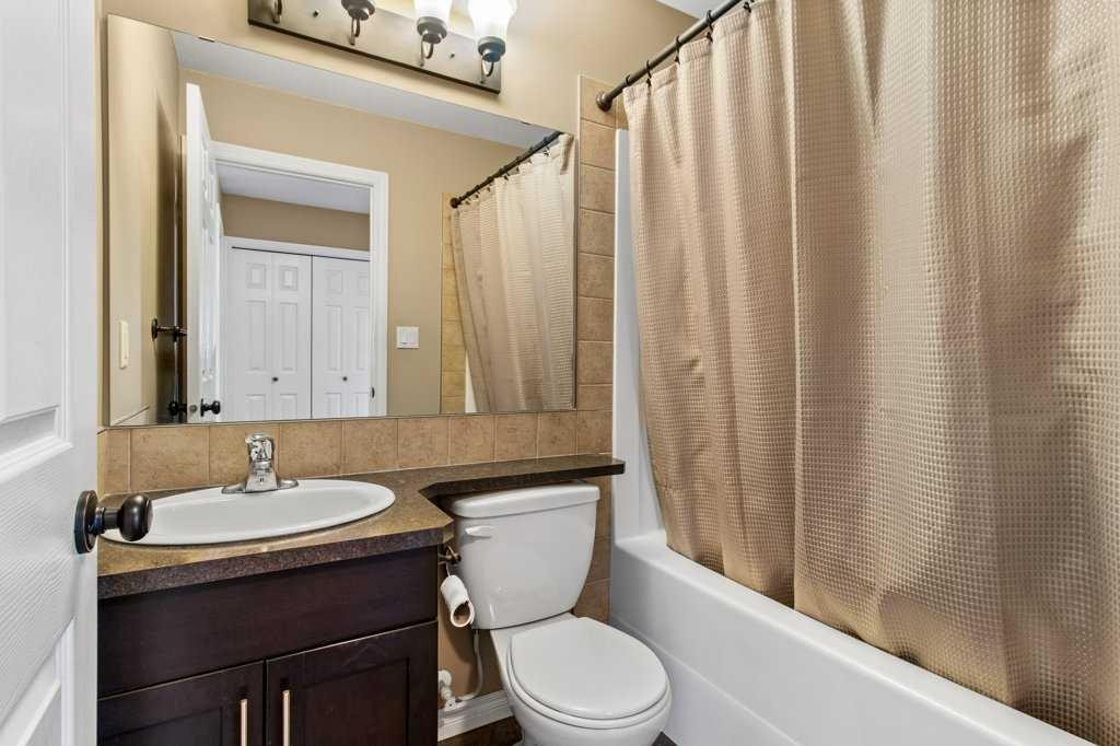 9 Cedar Crescent, Blackfalds, AB - Indoor Photo Showing Bathroom
