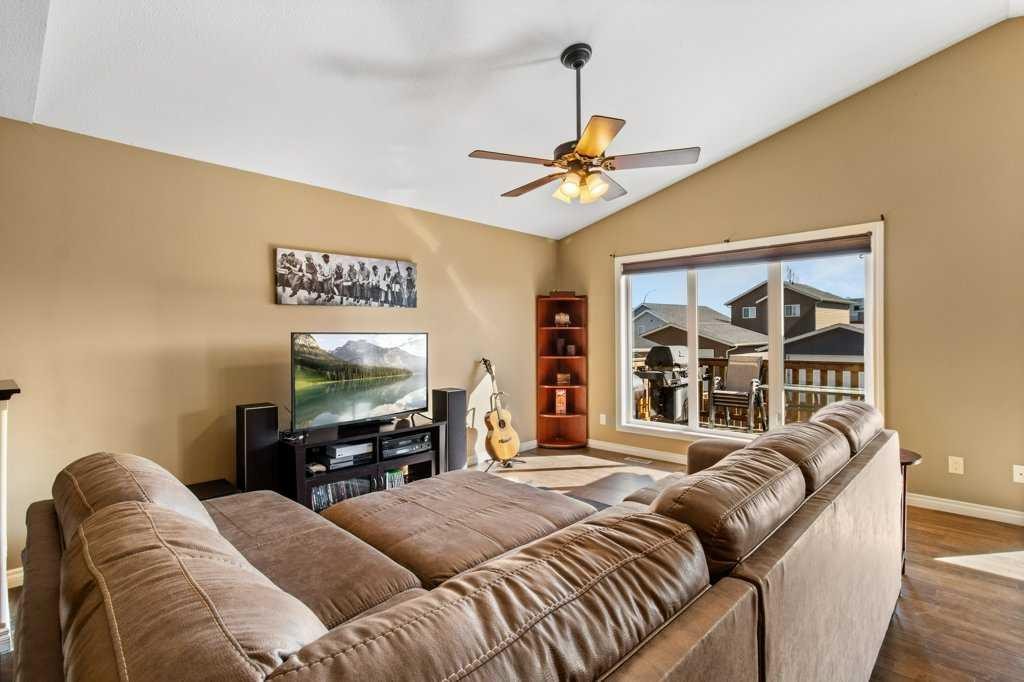 9 Cedar Crescent, Blackfalds, AB - Indoor Photo Showing Living Room