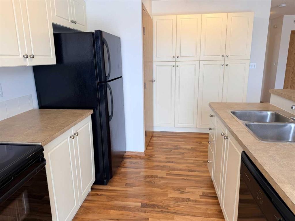 37-20 Jacobs Close, Red Deer, AB - Indoor Photo Showing Kitchen With Double Sink
