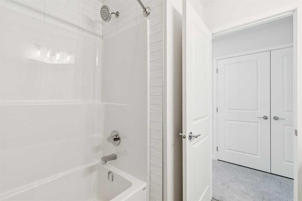 70 Lucas Heath Nw, Calgary, AB - Indoor Photo Showing Bathroom