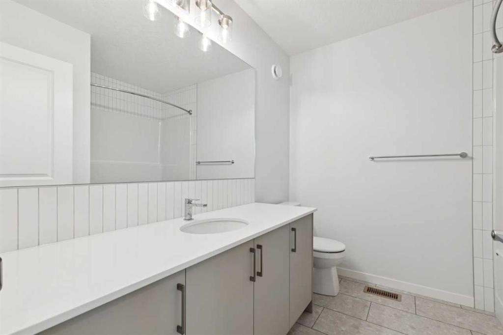 74 Lucas Heath Nw, Calgary, AB - Indoor Photo Showing Bathroom