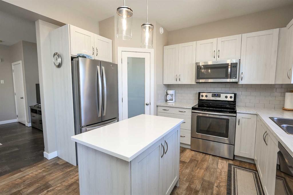 129 Ava Crescent, Blackfalds, AB - Indoor Photo Showing Kitchen With Upgraded Kitchen