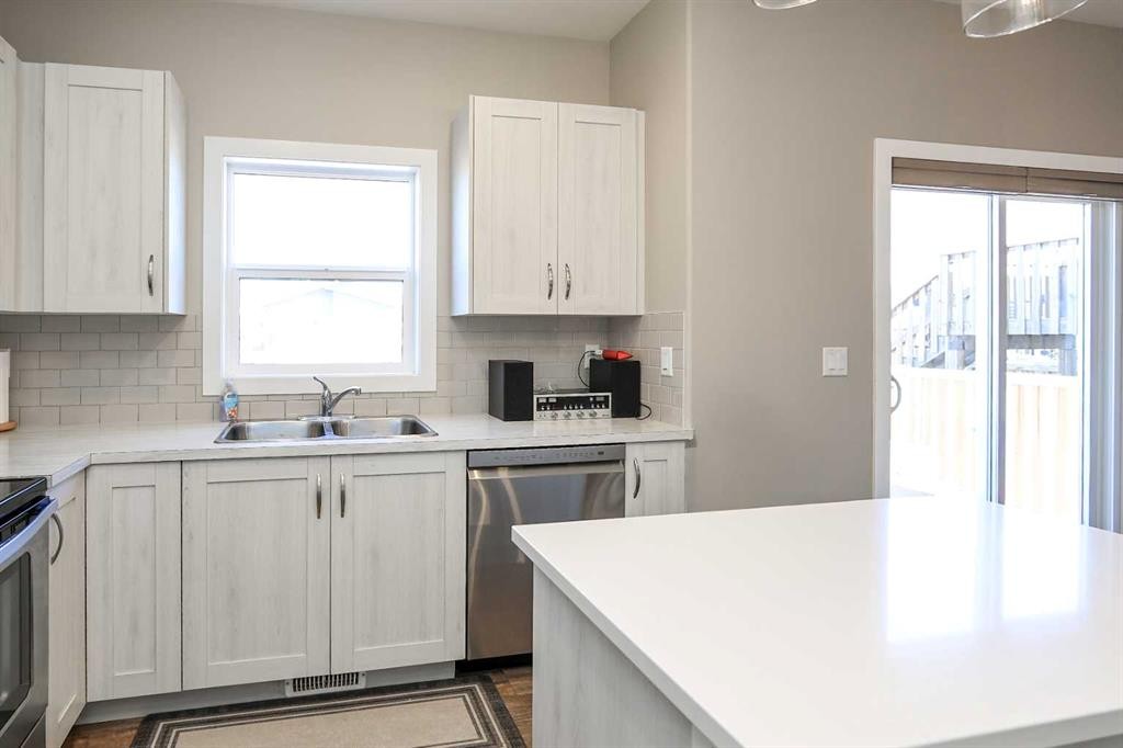 129 Ava Crescent, Blackfalds, AB - Indoor Photo Showing Kitchen With Double Sink