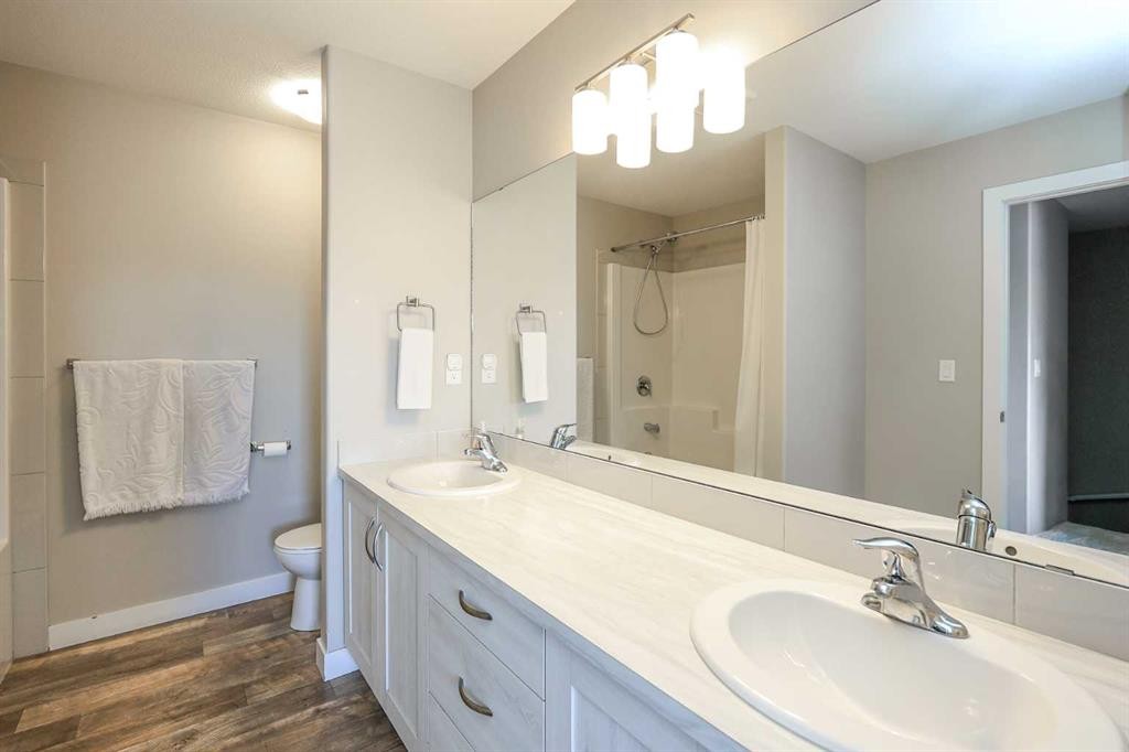 129 Ava Crescent, Blackfalds, AB - Indoor Photo Showing Bathroom