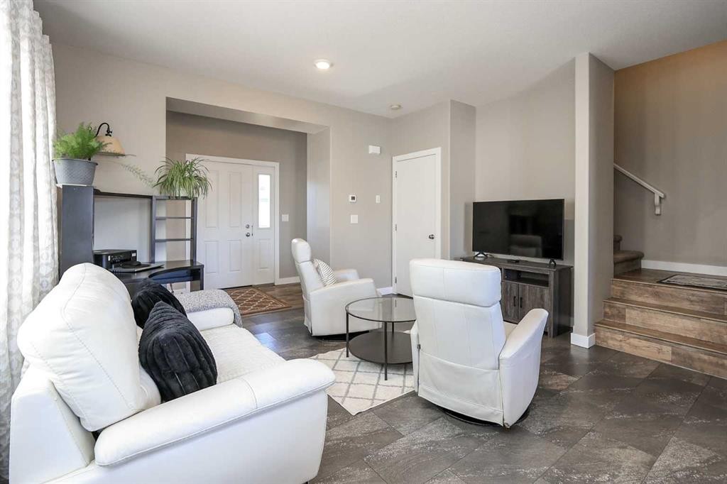 129 Ava Crescent, Blackfalds, AB - Indoor Photo Showing Living Room