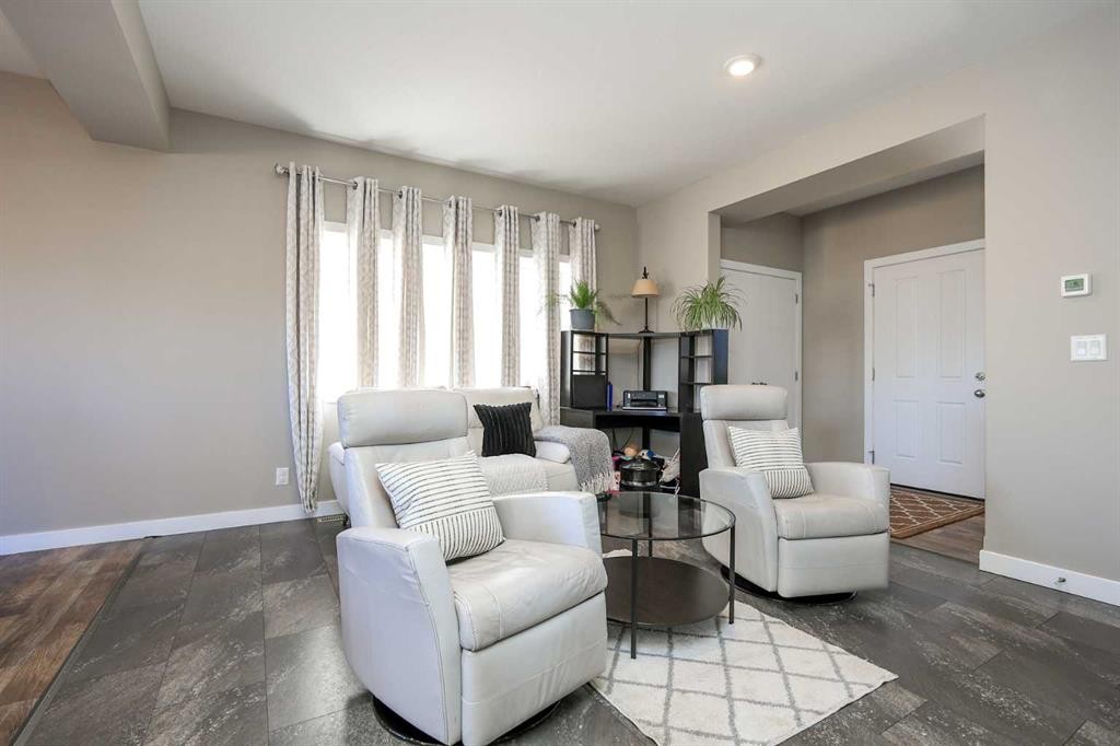 129 Ava Crescent, Blackfalds, AB - Indoor Photo Showing Living Room
