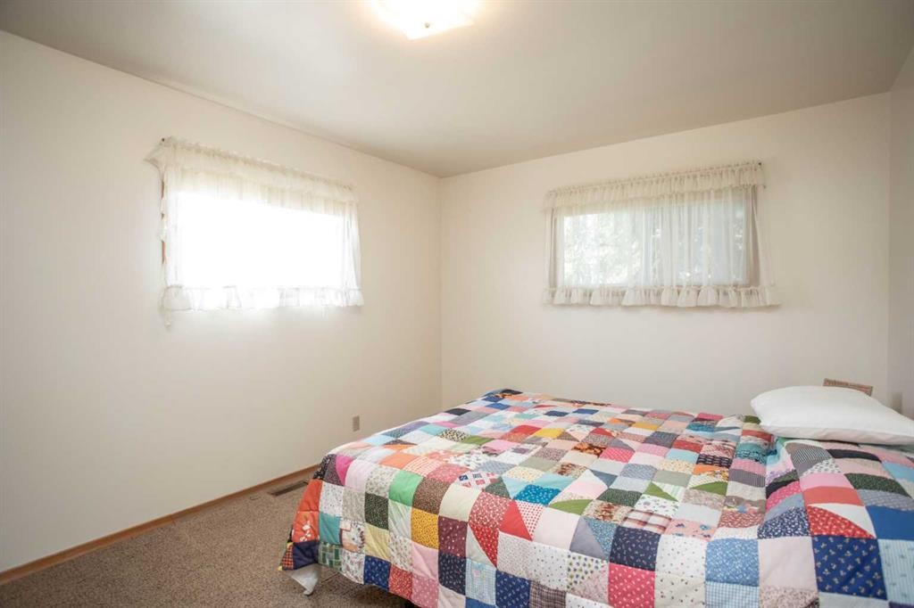 1 Sands Crescent, Rochon Sands, AB - Indoor Photo Showing Bedroom