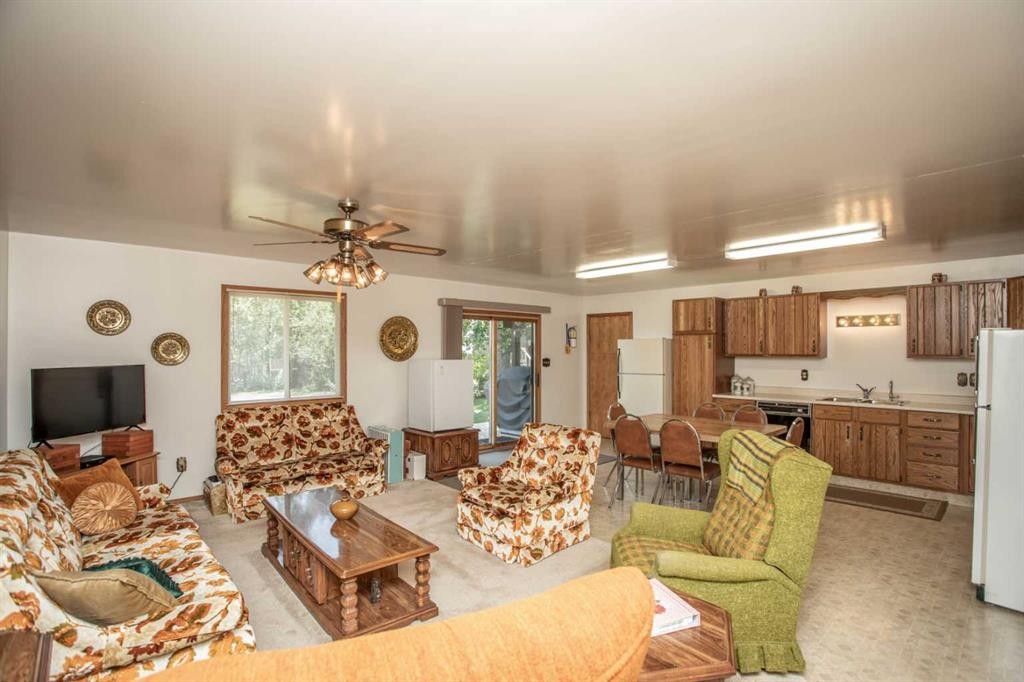1 Sands Crescent, Rochon Sands, AB - Indoor Photo Showing Living Room