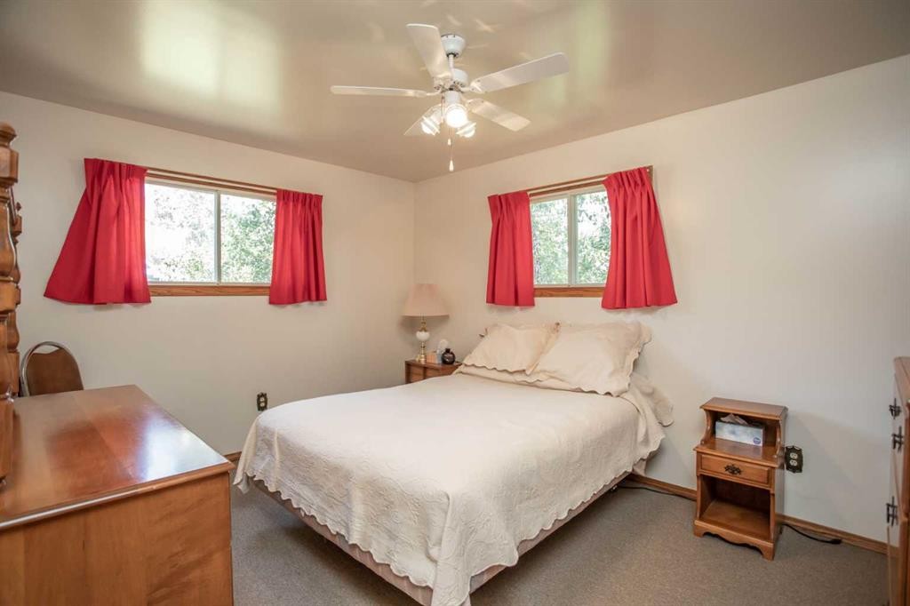 1 Sands Crescent, Rochon Sands, AB - Indoor Photo Showing Bedroom