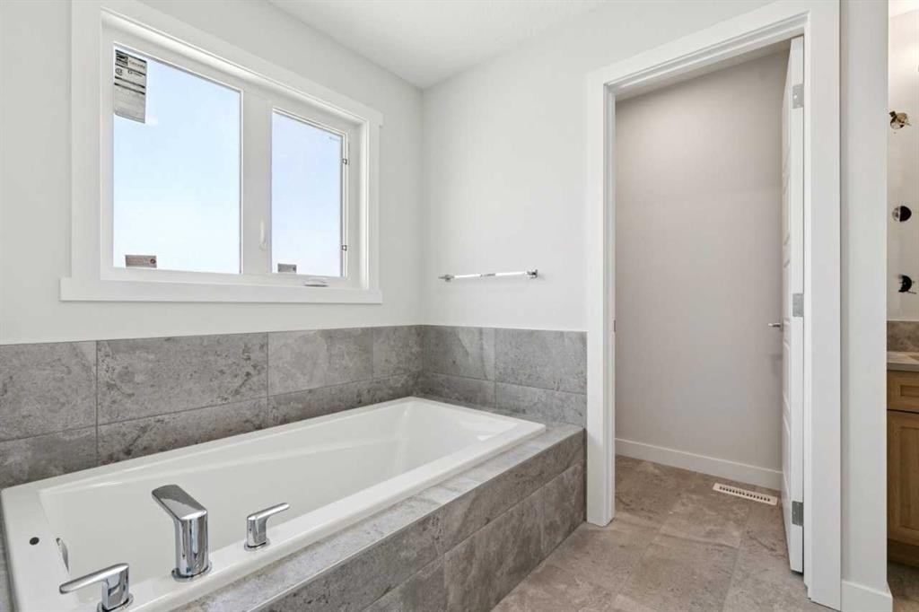 322 Hotchkiss Common Se, Calgary, AB - Indoor Photo Showing Bathroom
