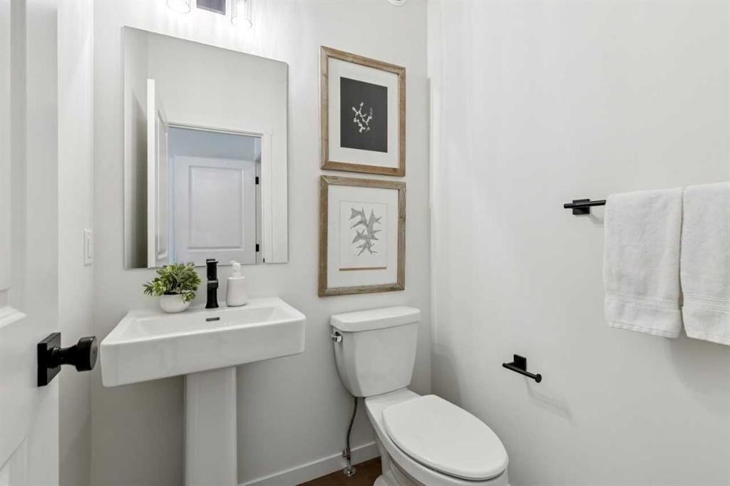 65 Bartlett Way Se, Calgary, AB - Indoor Photo Showing Bathroom