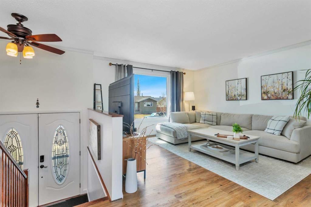 11 Pearson Crescent, Red Deer, AB - Indoor Photo Showing Living Room