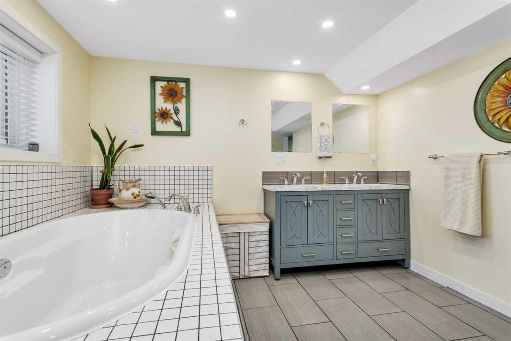 11 Pearson Crescent, Red Deer, AB - Indoor Photo Showing Bathroom