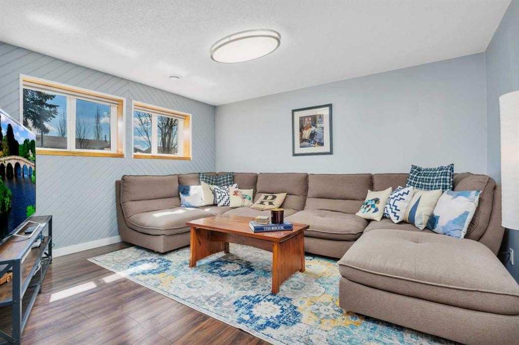 11 Pearson Crescent, Red Deer, AB - Indoor Photo Showing Living Room