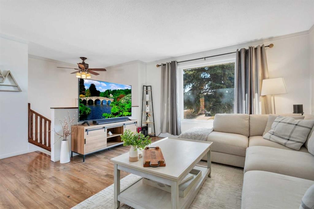 11 Pearson Crescent, Red Deer, AB - Indoor Photo Showing Living Room