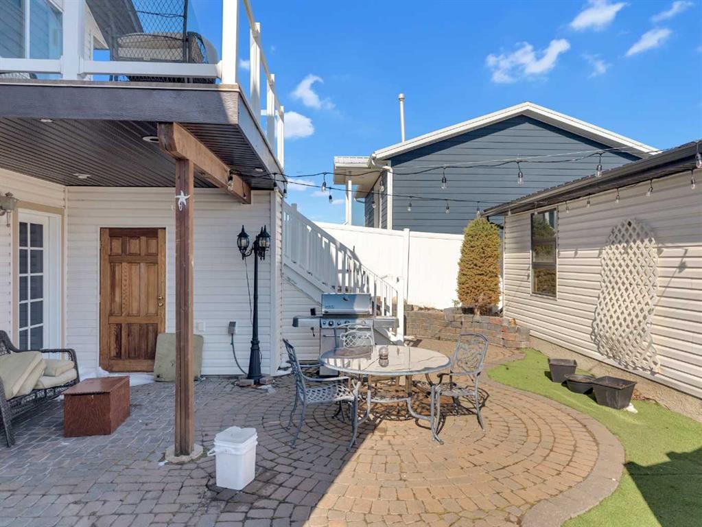 120 Devilder Avenue, Trochu, AB - Outdoor With Deck Patio Veranda With Exterior