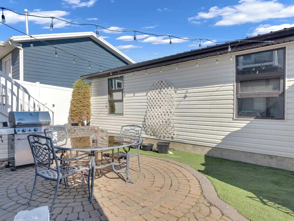 120 Devilder Avenue, Trochu, AB - Outdoor With Deck Patio Veranda With Exterior