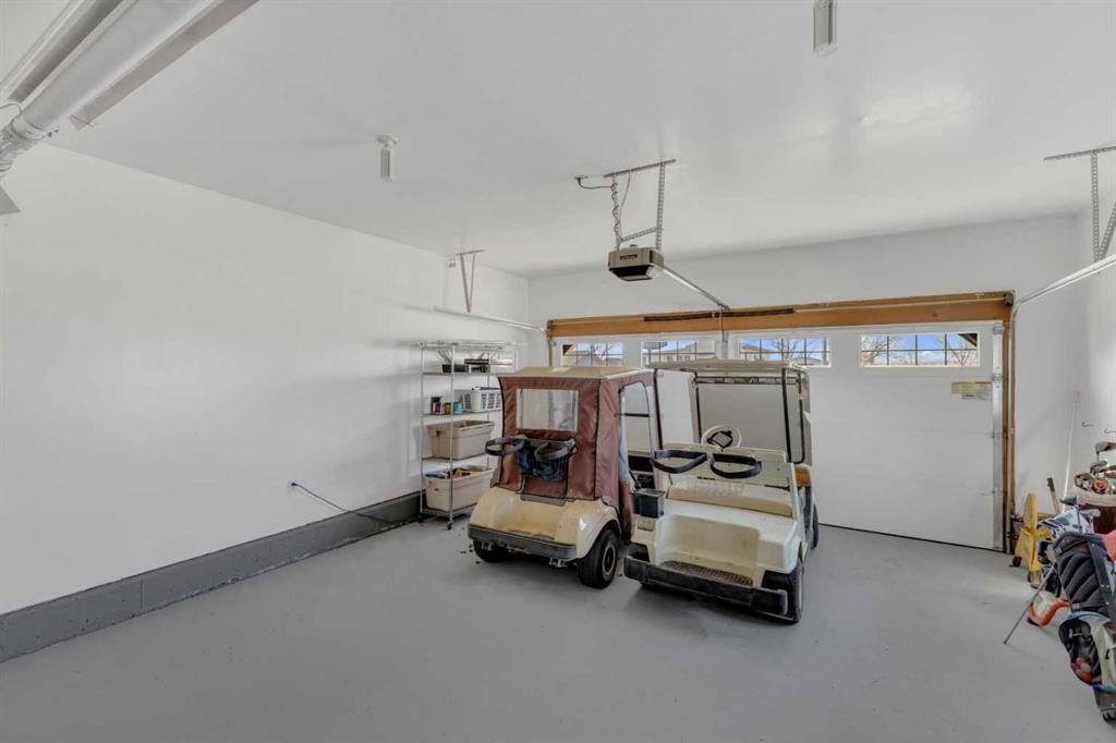 120 Devilder Avenue, Trochu, AB - Indoor Photo Showing Garage