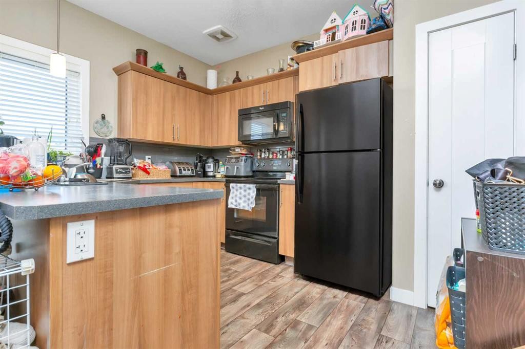 17 Crestview Boulevard, Sylvan Lake, AB - Indoor Photo Showing Kitchen