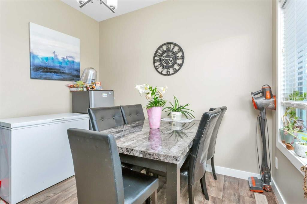 17 Crestview Boulevard, Sylvan Lake, AB - Indoor Photo Showing Dining Room