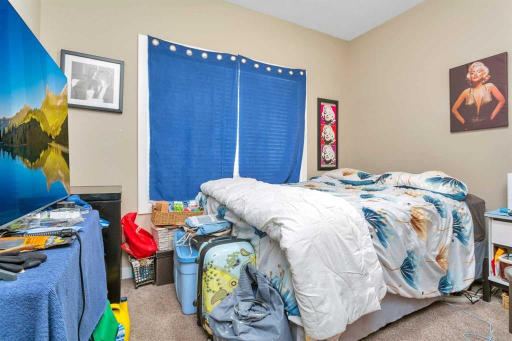 17 Crestview Boulevard, Sylvan Lake, AB - Indoor Photo Showing Bedroom