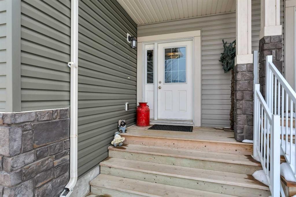 17 Crestview Boulevard, Sylvan Lake, AB - Outdoor With Exterior