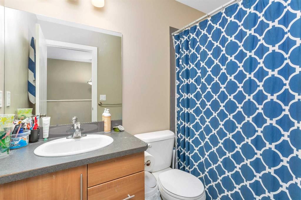 17 Crestview Boulevard, Sylvan Lake, AB - Indoor Photo Showing Bathroom