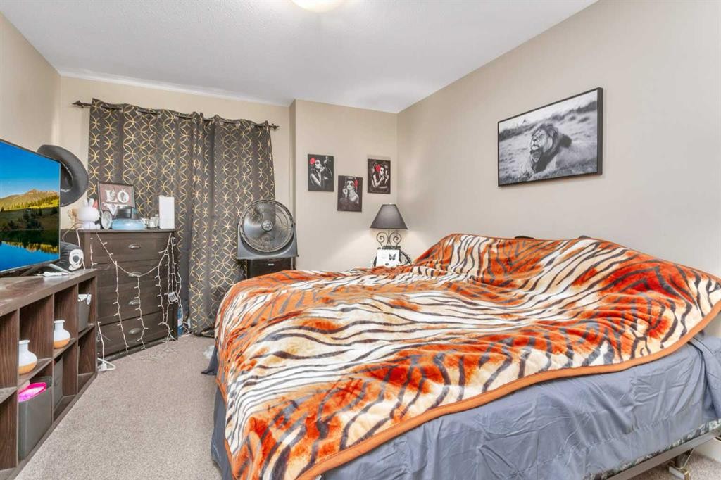 17 Crestview Boulevard, Sylvan Lake, AB - Indoor Photo Showing Bedroom