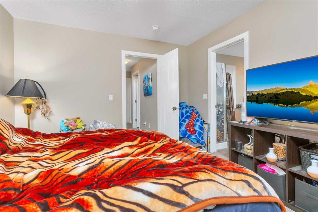 17 Crestview Boulevard, Sylvan Lake, AB - Indoor Photo Showing Bedroom