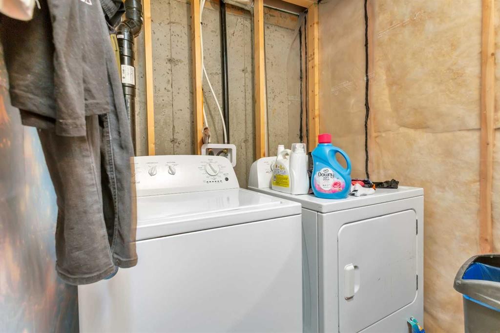 17 Crestview Boulevard, Sylvan Lake, AB - Indoor Photo Showing Laundry Room