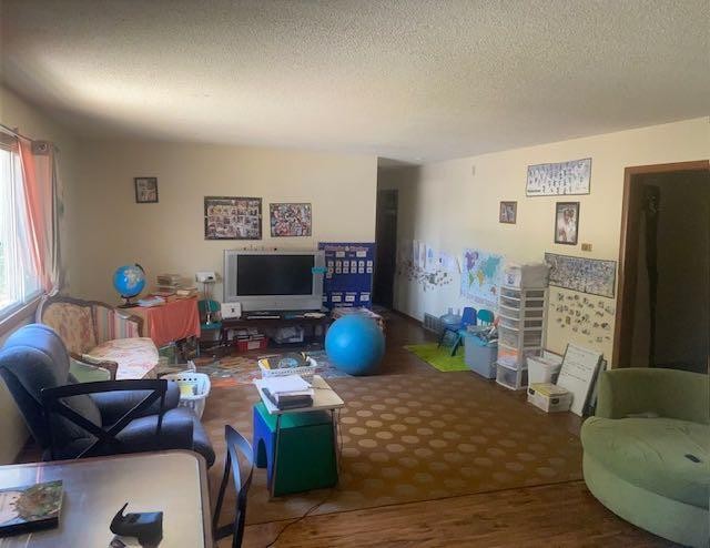5325 53 Avenue, Bashaw, AB - Indoor Photo Showing Living Room