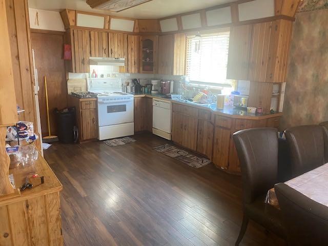 5325 53 Avenue, Bashaw, AB - Indoor Photo Showing Kitchen With Double Sink