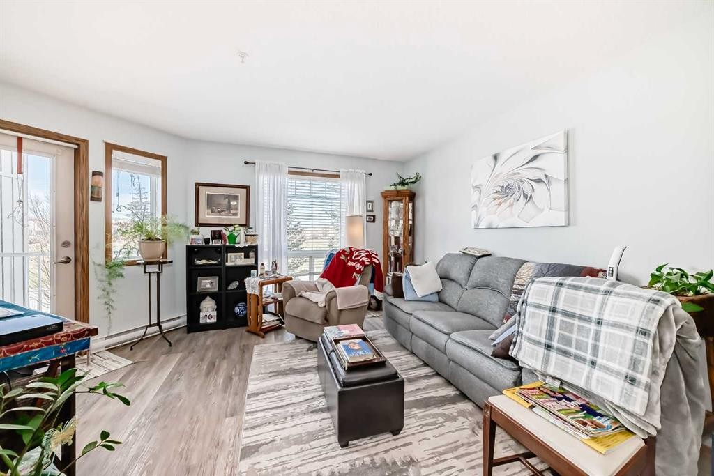 214-60 Jacobs Close, Red Deer, AB - Indoor Photo Showing Living Room