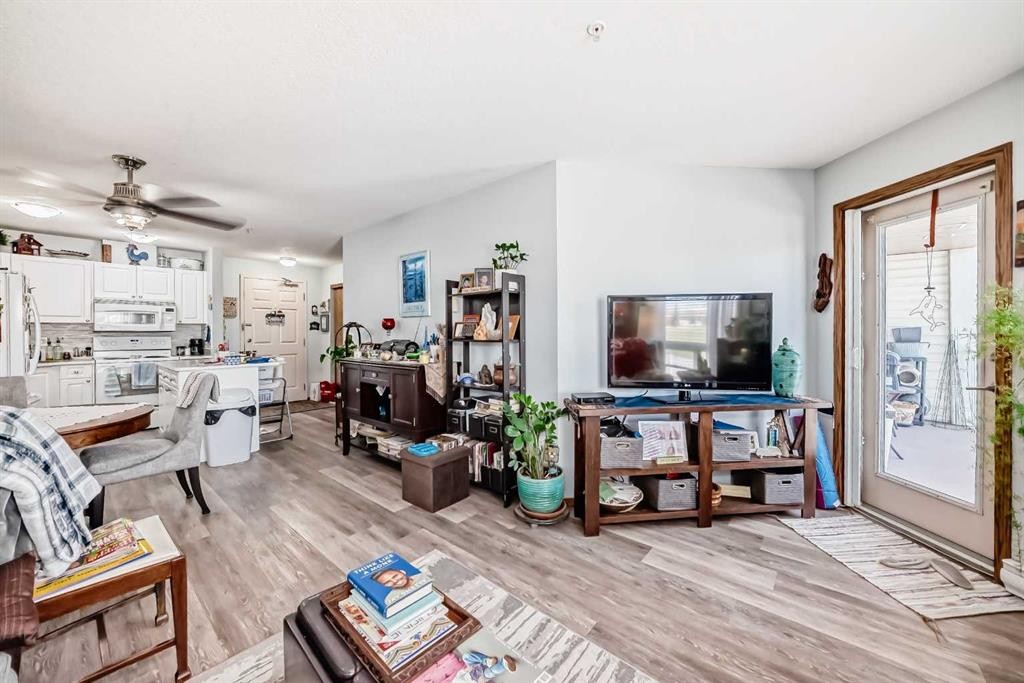 214-60 Jacobs Close, Red Deer, AB - Indoor Photo Showing Living Room