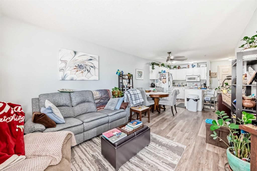 214-60 Jacobs Close, Red Deer, AB - Indoor Photo Showing Living Room