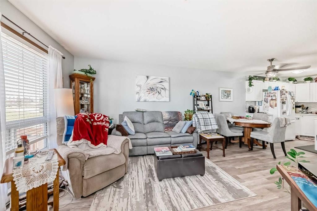 214-60 Jacobs Close, Red Deer, AB - Indoor Photo Showing Living Room